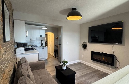 Downtown London Apartment | Charming Historic Downtown Apartment 1-BD Retreat