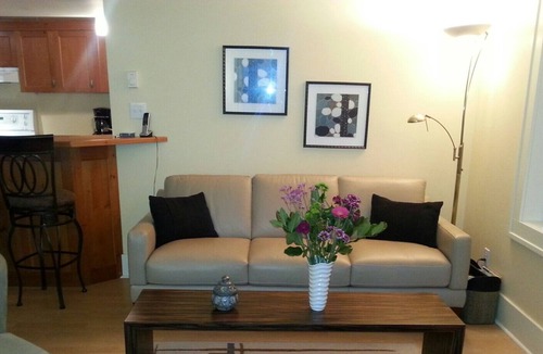 Fairfield Apartment | Charming Modern 2BR Suite by Park, Ocean & Downtown