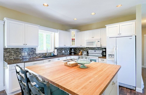 Kings County House | Charming Oceanfront 4 br with Private Beach Access. Pet-Friendly!