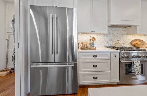Manito House | Charming South Hill Craftsman Retreat near downtown—4BR, Smart TVs & Courtyard