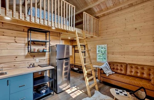 Fenelon Falls Cabin | Charming Wooden Cabin with Fire Pit in Kawartha Lakes, Ontario