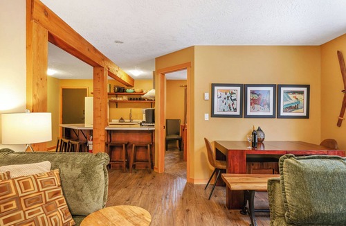 Courtenay Ski Chalet | Chateau Cona Lower - hot tub, ski in/ski out