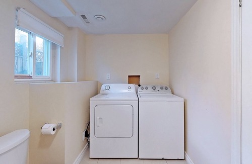 Seven Oaks House | Cheerful and Spacious 6 Bedroom and 4 Bathroom House
