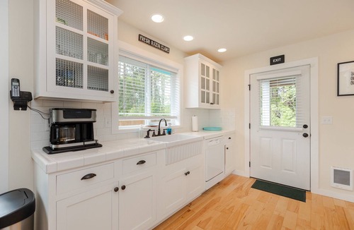 Pacific Beach Cottage | Cheerful coastal cottage w/hot tub - 2 min walk from the beach!