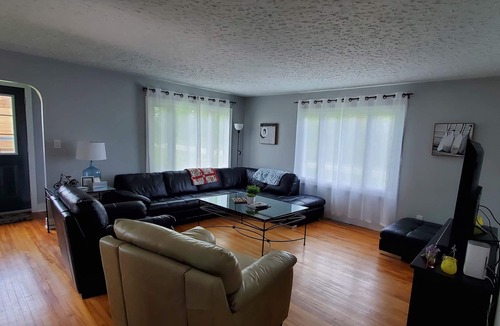 Leamington Cottage | Cheerful East Beach Lake House at Point Pelee