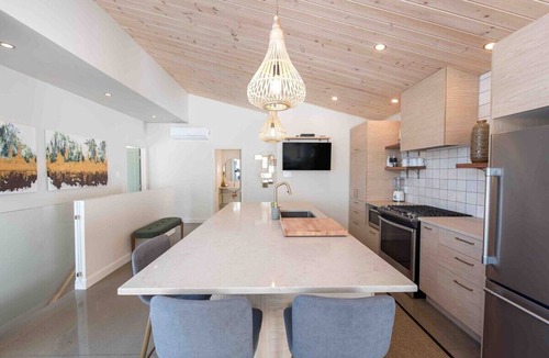 Les Eboulements Ski Chalet | Chez Annie 215: Panoramic Views & Hot Tub