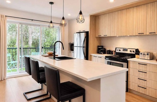 Duberger-Les Saules Apartment | Chic 2-story condo, a nature retreat for 6
