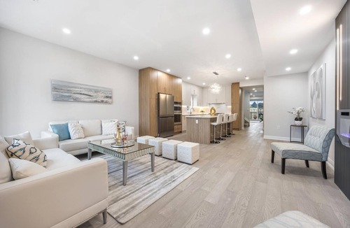 Markham House | Chic 5-Bedrooms & 4 and half Bathrooms with Elevator and Luxury Finishes