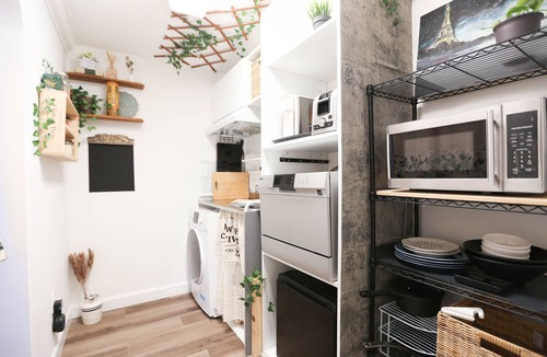 Steveston House | Chic Artistic individual Studio Suite Exceptional Luxury with Everything