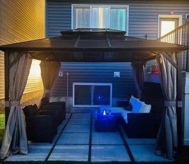 Southwest Calgary House | Chic City Escape- come experience tranquility!
