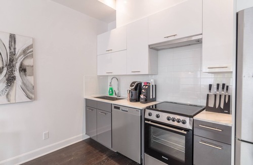 Mile End Condo | Chic Condo with Private Balcony & Hot Tub