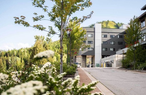 Rossland Hotel | Chic Mountain Retreat with Stunning Views and Luxury Amenities