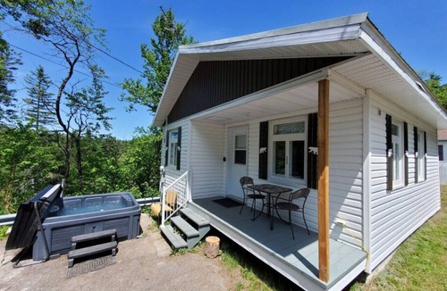Saint-Tite-des-Caps Ski Chalet | Chic Shack with spa - near Massif Charlevoix & MSA