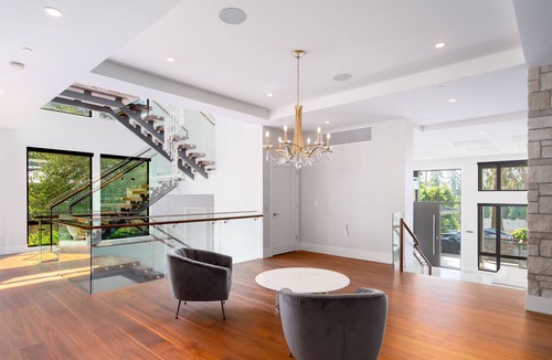 West Vancouver Resort | Cinematic Mansion with Pool and Hot tub