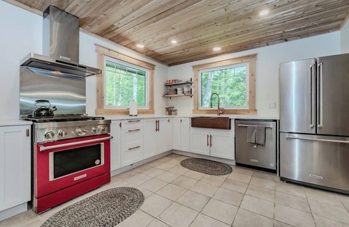 Lion's Head Cottage | Classic-Country Getaway |Hot Tub| AC | EV Charger