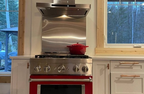 Lion's Head Cottage | Classic-Country Getaway |Hot Tub| AC | EV Charger