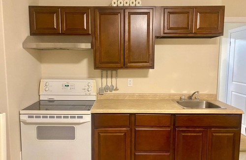 Terra Nova House | Clean, Cozy and Spacious 1-Bedroom Apartment Near Airport and City Center