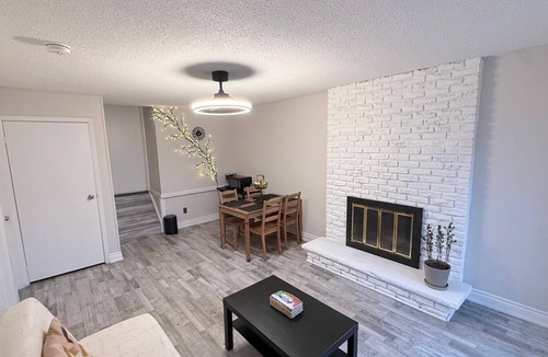 Brampton West House | Clean Retreat Suite - Sleeps 4 (Queen bed+Futon) near Brampton Innovation GO Stn