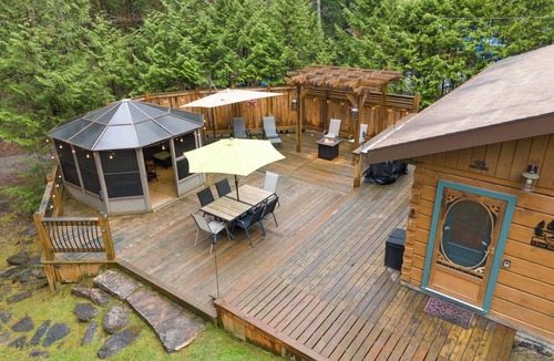 Irondale Cabin | Clear Bay Cabin Pet friendly log cabin, private 1.3 acres beach 4 min. drive.