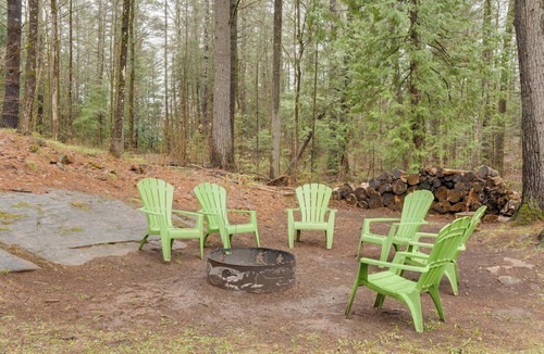 Irondale Cabin | Clear Bay Cabin Pet friendly log cabin, private 1.3 acres beach 4 min. drive.