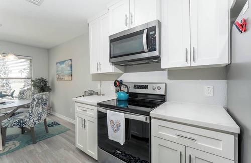 Laguna Vista House | Coastal Joy/Golf, Pickleball, Tennis, Pets & Beach Days: All sun and fun