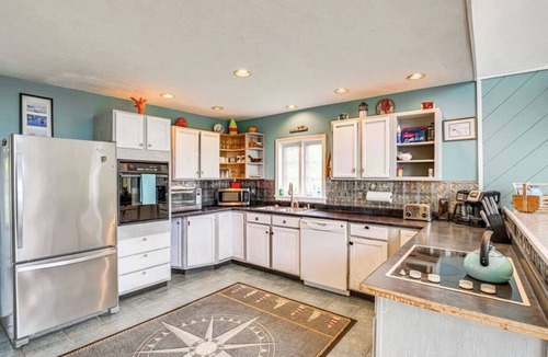 West Tremont House | Coastal Lighthouse Retreat 4mi to Acadia Sleeps 16 guest