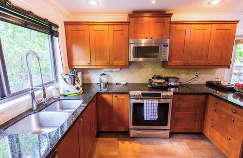 Crescent Beach House | Coastal Retreat with Private Hot Tub White Rock