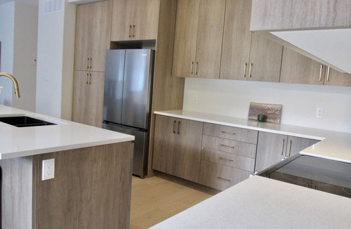 Cobourg House | Cobourg Beach Retreat-Small Town Charm~VIA Rail~ 1Hr train to Down Town Toronto.