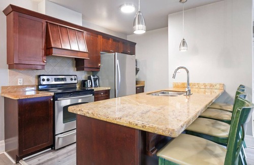 Collingwood Condo | Collingwood Hideaway for 6 | 10 Mins to Blue Mtn