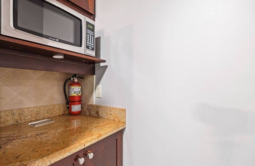 Collingwood Condo | Collingwood Hideaway for 6 | 10 Mins to Blue Mtn