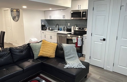 Southwest Edmonton Apartment | Comfort Arena! 10 min from Edmonton international Airport