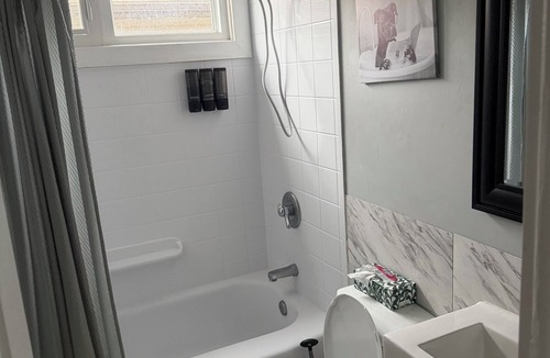 Regina House | Comfortable 3BR Retreat