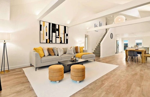 Downtown Apartment | Comfortable Family Stay 2BR + Den Minutes from Niagara Falls | Parking | Sleeps 4