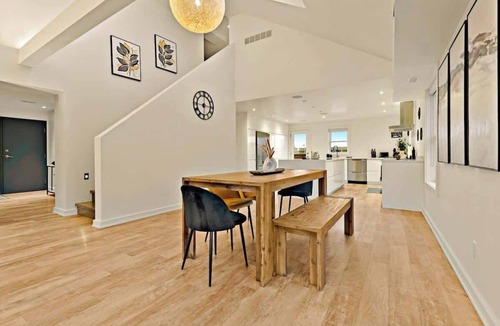 Downtown Apartment | Comfortable Family Stay 2BR + Den Minutes from Niagara Falls | Parking | Sleeps 4