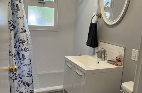 Saanich West House | Comfortable family home close to hospital