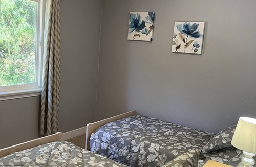 Saanich West House | Comfortable family home close to hospital