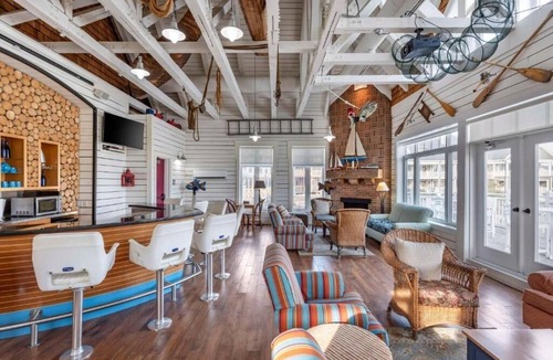 The Blue Mountains Hotel | Comfortable Room Near Blue Mountain Village – Balcony & Fireplace