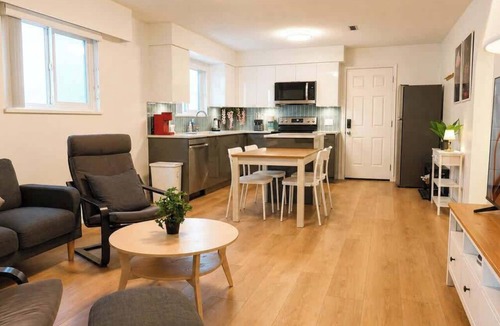 Renfrew-Collingwood House | Comfy 3 Beds | 5-min Walk to SkyTrain | 20-min DT