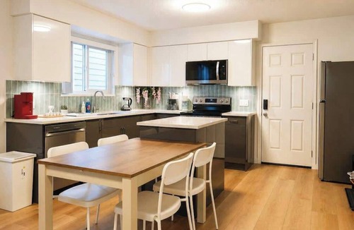 Renfrew-Collingwood House | Comfy 3 Beds | 5-min Walk to SkyTrain | 20-min DT