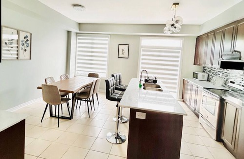 Brampton House | Comfy home sleeps 13+ guest with wifi &parking Netflix