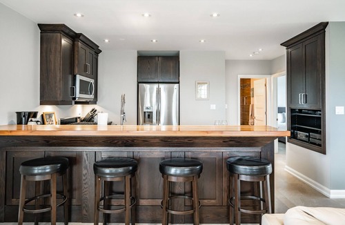 Virgil House | Comfy Pet Friendly Renovated Niagara Vineyard 2 Bdrm Farm Home
