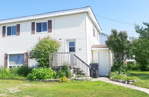 Wawa House | Comfy, Roomy, Close to Stores, Trails & Lake