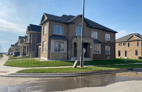 Mount Pleasant House | Comfy VRBO with 6 Bedrooms, 3.5 Bathrooms, accommodating 12 people comfortably.