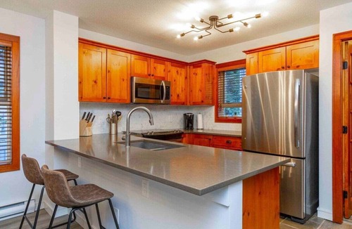 Blackcomb Apartment | Complex hot tub | BBQ | Fireplace | Free Parking
