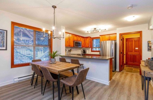 Blackcomb Apartment | Complex hot tub | BBQ | Fireplace | Free Parking