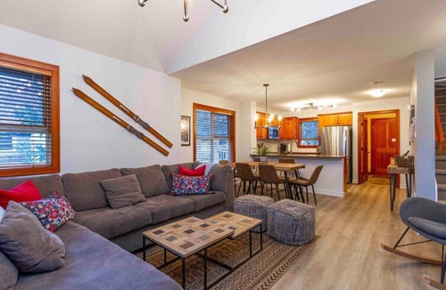Blackcomb Apartment | Complex hot tub | BBQ | Fireplace | Free Parking