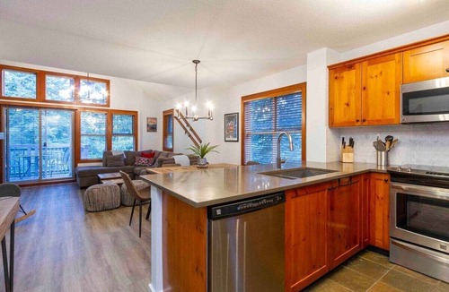 Blackcomb Apartment | Complex hot tub | BBQ | Fireplace | Free Parking