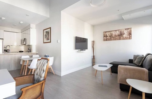 Langley Apartment | Contemporary Penthouse Gem ~ Downtown ~ Gym ~ Pkg!
