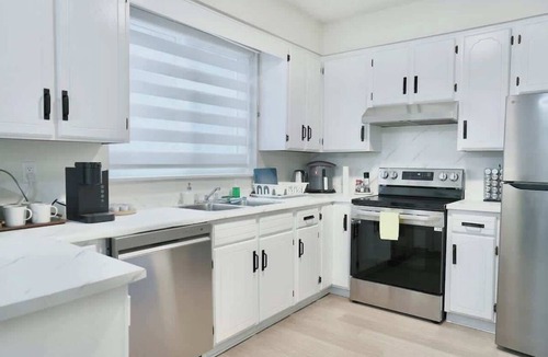 Knight House | Convenient & Cozy 8 Beds Home with 3 Free Parking