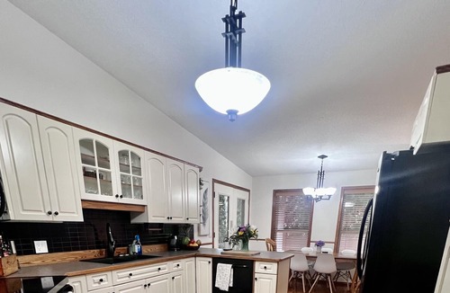 Sicamous House | Convenient summer home